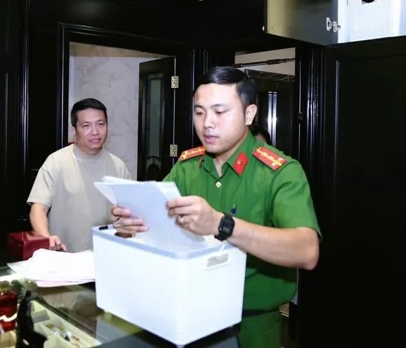 chong-doan-di-bang-bi-tam-giam-vi-ban-hang-gia-1_11zon.webp Chồng Đoàn Di Băng bị tạm giam vì bán hàng giả