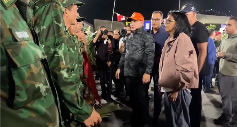 Ch&iacute;nh phủ Venezuela trao huy chương &ldquo;Anh h&ugrave;ng&rdquo; cho đo&agrave;n cứu hộ Việt Nam