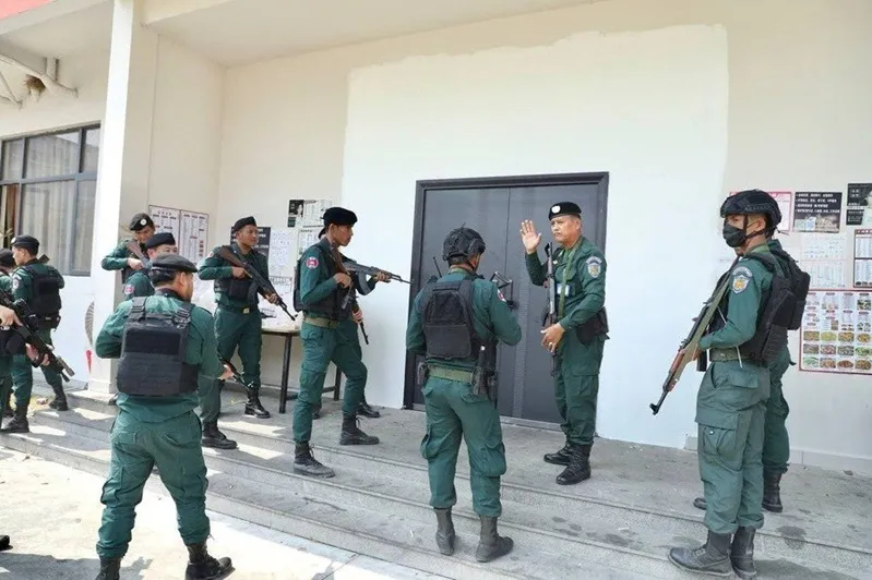 campuchia-dot-kich-khu-lua-dao-lon-bat-giu-2000-nguoi-nuoc-ngoai-2_11zon.webp Campuchia đột kích khu lừa đảo lớn, bắt giữ 2.000 người nước ngoài