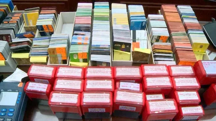 Theo th&ocirc;ng tin đăng tải tr&ecirc;n trang Facebook Bộ C&ocirc;ng an ng&agrave;y 16/10, Cơ quan An ninh điều tra C&ocirc;ng an tỉnh Thanh H&oacute;a đ&atilde; phối hợp với Ph&ograve;ng An ninh kinh tế v&agrave; một số  đơn vị nghiệp vụ đồng loạt triệu tập những người li&ecirc;n quan để phục vụ điều tra. Qua c&ocirc;ng t&aacute;c nắm t&igrave;nh h&igrave;nh lĩnh vực t&agrave;i ch&iacute;nh, ng&acirc;n h&agrave;ng, Ph&ograve;ng An ninh kinh tế ph&aacute;t hiện nhiều đối tượng sử dụng m&aacute;y POS cung cấp dịch vụ r&uacute;t tiền mặt, đ&aacute;o hạn thẻ t&iacute;n dụng quy m&ocirc; lớn nhưng kh&ocirc;ng đăng k&yacute; kinh doanh, kh&ocirc;ng thực hiện nghĩa vụ thuế. C&ocirc;ng an tỉnh Thanh H&oacute;a triệu tập 30 người trong đường d&acirc;y trốn thuế qua m&aacute;y POS. Nguồn: Facebook Bộ C&ocirc;ng an Kết quả x&aacute;c minh ban đầu cho thấy, nh&oacute;m n&agrave;y đ&atilde; d&ugrave;ng th&ocirc;ng tin hộ kinh doanh tr&aacute; h&igrave;nh để mở t&agrave;i khoản ng&acirc;n h&agrave;ng, mượn, thu&ecirc; hoặc li&ecirc;n kết c&ugrave;ng những đơn vị trung gian thanh to&aacute;n nhằm được cấp m&aacute;y POS. Sau đ&oacute;, họ quảng c&aacute;o dịch vụ r&uacute;t tiền mặt v&agrave; đ&aacute;o hạn thẻ t&iacute;n dụng tr&ecirc;n mạng x&atilde; hội với mức ph&iacute; từ 1,5% đến 2% mỗi giao dịch.  Khi kh&aacute;ch h&agrave;ng c&oacute; nhu cầu r&uacute;t tiền, c&aacute;c đối tượng quẹt thẻ t&iacute;n thẻ t&iacute;n dụng qua m&aacute;y POS dưới h&igrave;nh thức thanh to&aacute;n h&agrave;ng h&oacute;a, dịch vụ d&ugrave; thực tế kh&ocirc;ng ph&aacute;t sinh mua b&aacute;n. Tiền giao dịch sẽ chuyển tới t&agrave;i khoản do nh&oacute;m n&agrave;y quản l&yacute;, rồi ho&agrave;n lại kh&aacute;ch h&agrave;ng sau khi trừ ph&iacute;. Về dịch vụ đ&aacute;o hạn thẻ t&iacute;n dụng, đối tượng chuyển tiền thanh to&aacute;n dư nợ v&agrave;o thẻ t&iacute;n dụng kh&aacute;ch h&agrave;ng, tiếp đến l&agrave; quẹt thẻ qua m&aacute;y POS nhằm thu hồi tiền đ&atilde; ứng.  C&ocirc;ng an Thanh H&oacute;a điều tra đường d&acirc;y giao dịch khống qua m&aacute;y POS, với tổng gi&aacute; trị giao dịch khoảng 15.000 tỷ đồng. Nguồn: Facebook Bộ C&ocirc;ng an Để mở rộng quy m&ocirc; hoạt động, nh&oacute;m đối tượng c&ograve;n thu&ecirc; th&ecirc;m m&aacute;y POS, tuyển nh&acirc;n vi&ecirc;n thực hiện giao dịch; đồng thời t&igrave;m kiếm kh&aacute;ch h&agrave;ng th&ocirc;ng qua mạng x&atilde; hội hay những mối quan hệ quen biết. Trong qu&aacute; tr&igrave;nh điều tra, lực lượng chức năng thu giữ 400 m&aacute;y POS, 10.000 thẻ t&iacute;n dụng, 95 điện thoại di động, 20 m&aacute;y vi t&iacute;nh c&ugrave;ng nhiều t&agrave;i liệu li&ecirc;n quan. Cơ quan điều tra cho biết, c&aacute;c đối tượng bị triệu tập khai nhận tổng gi&aacute; trị giao dịch li&ecirc;n quan khoảng 15.000 tỷ đồng, doanh thu thu về từ hoạt động tr&ecirc;n gần 100 tỷ đồng, số tiền nghi trốn thuế ước t&iacute;nh h&agrave;ng chục tỷ đồng.  Qua vụ việc n&agrave;y, C&ocirc;ng an tỉnh Thanh H&oacute;a cảnh b&aacute;o hoạt động giao dịch khống dưới h&igrave;nh thức thanh to&aacute;n h&agrave;ng h&oacute;a, dịch vụ c&oacute; nguy cơ g&acirc;y thất thu ng&acirc;n s&aacute;ch, ảnh hưởng đến c&ocirc;ng t&aacute;c quản l&yacute; doanh thu v&agrave; tiềm ẩn rủi ro đối với th&ocirc;ng tin kh&aacute;ch h&agrave;ng. Người d&acirc;n được khuyến c&aacute;o thận trọng trước lời mời ch&agrave;o r&uacute;t tiền, đ&aacute;o hạn thẻ t&iacute;n dụng kh&ocirc;ng đ&uacute;ng quy định; thay v&agrave;o đ&oacute; n&ecirc;n ưu ti&ecirc;n sử dụng dịch vụ t&agrave;i ch&iacute;nh hợp ph&aacute;p. Thuy Duong