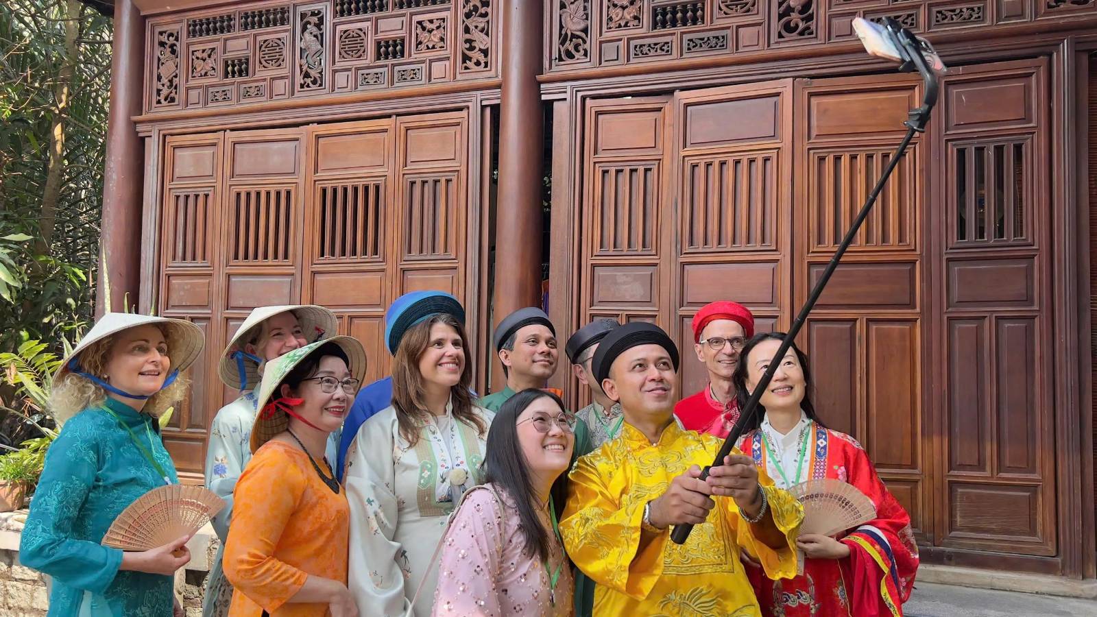 Tổng l&atilde;nh sự c&aacute;c nước tham gia Du xu&acirc;n hữu nghị tại Việt Nam