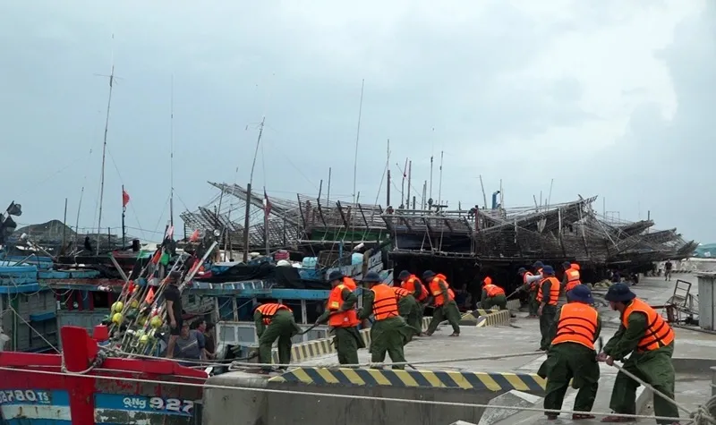 bao-so-15-koto-suy-yeu-thanh-ap-thap-nhiet-doi-truoc-khi-vao-mien-trung-2_11zon.webp Bão số 15 (Koto) suy yếu thành áp thấp nhiệt đới trước khi vào miền Trung