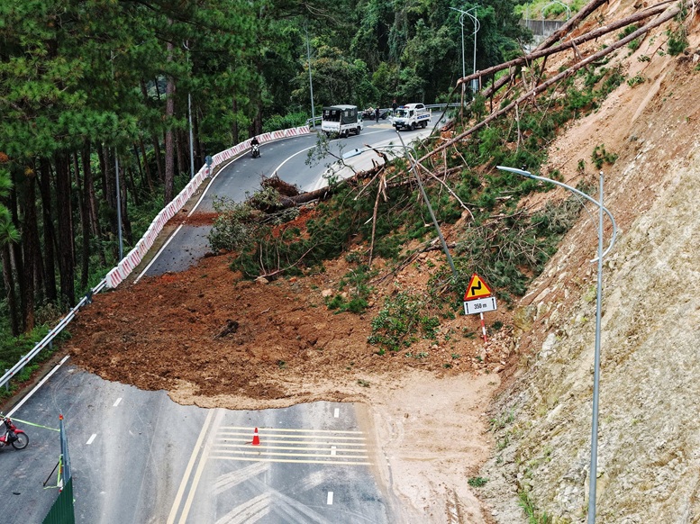 Lâm Đồng tiếp tục ngập lụt, sạt lở sau đêm mưa lớn Lâm Đồng tiếp tục ngập lụt, sạt lở sau đêm mưa lớn