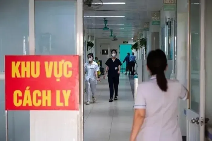 Mùa du lịch hè thúc đẩy làn sóng COVID-19 mới tại Đài Loan và Hà Nội