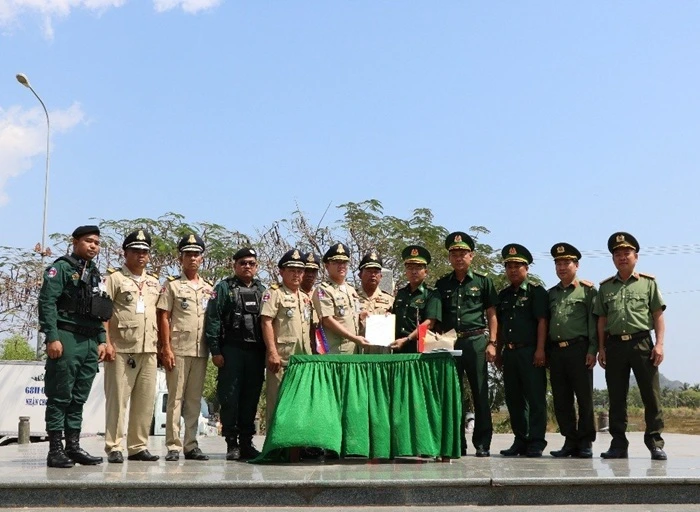 tiep-nhan-78-cong-dan-Viet-Nam-do-Campuchia-trao-tra-2.webp Tiếp nhận 78 công dân Việt Nam do Campuchia trao trả