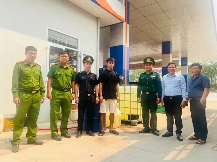 Việt Nam: Ph&aacute;t hiện hơn 1.200 l&iacute;t dầu Diesel bị chuyển tr&aacute;i ph&eacute;p qua bi&ecirc;n giới