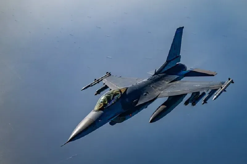 Trump tạm dừng chiến dịch hỗ trợ tàu qua eo biển Hormuz
