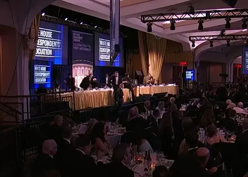 Nghi phạm nổ s&uacute;ng tại tiệc Nh&agrave; Trắng bị bắt, Tổng thống vẫn an to&agrave;n