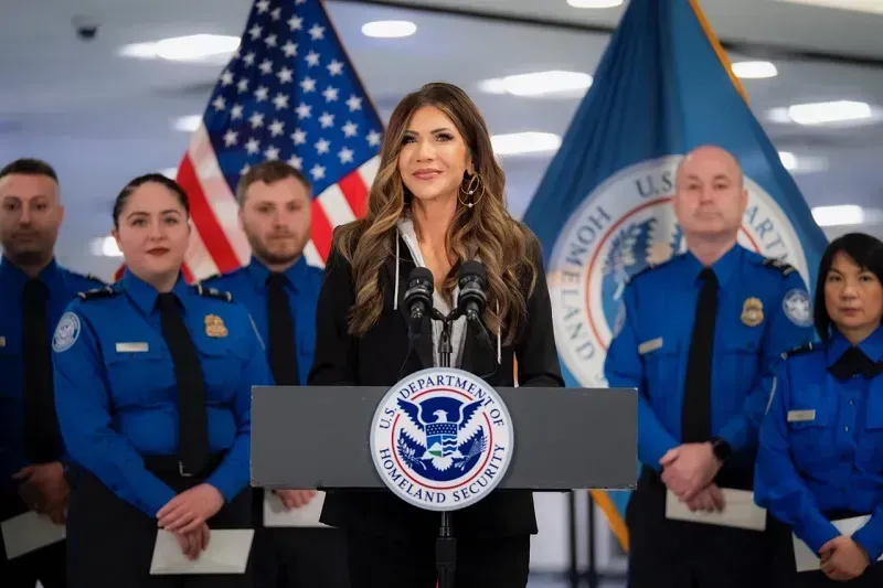 Ông Trump xem xét mở rộng lệnh cấm du lịch lên khoảng 30 quốc gia Ông Trump xem xét mở rộng lệnh cấm du lịch lên khoảng 30 quốc gia