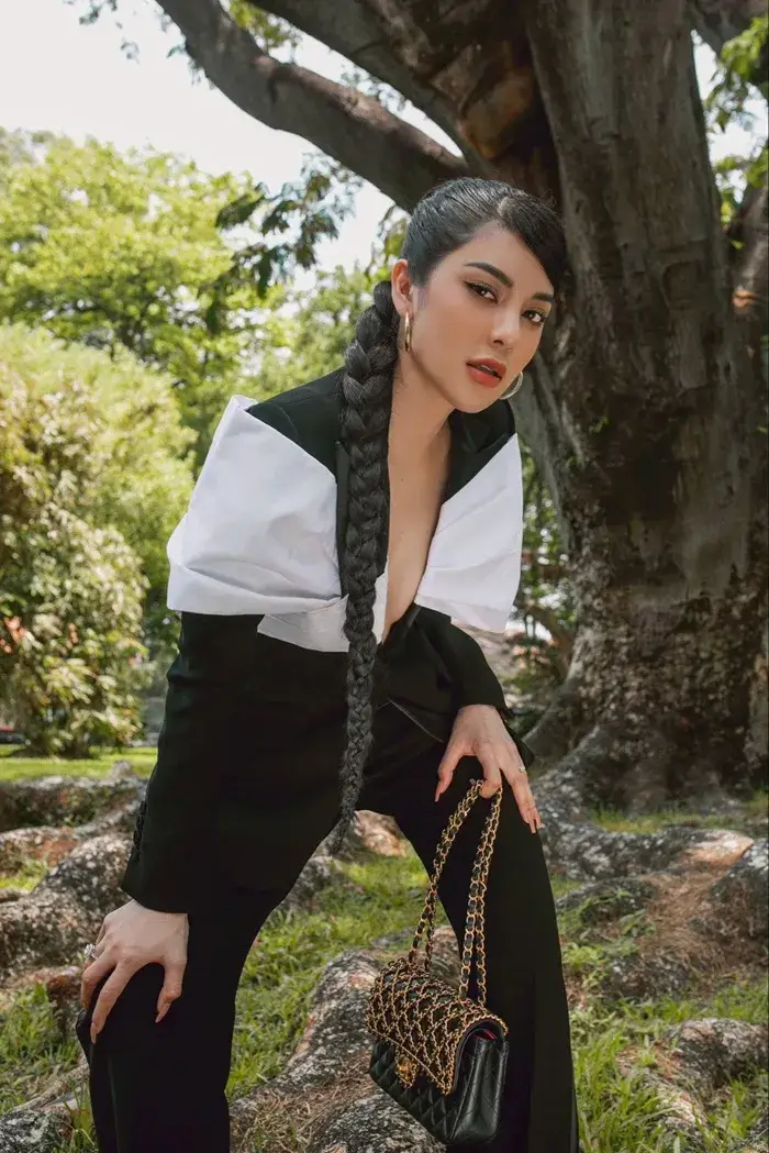Lily Chen là một ví dụ điển hình của mẫu phụ nữ hiện đại biết chăm sóc bản thân, đầu tư tri thức, làm những điều có ích cho cộng đồng