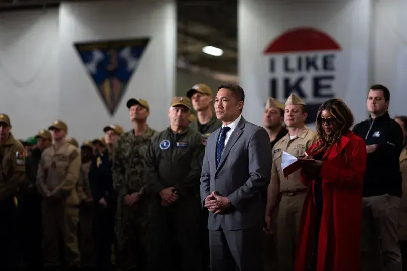 Bộ trưởng Hải qu&acirc;n Hoa Kỳ bất ngờ từ chức