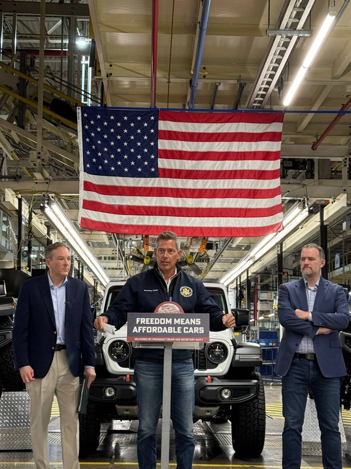 Hoa Kỳ cảnh b&aacute;o Canada về việc giảm thuế xe điện Trung Quốc