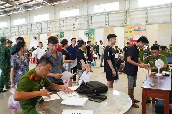 Cổng Thông tin điện tử Công an tỉnh Tây Ninh ngày 10/9 đăng tải nội dung, quá trình tiếp nhận thực hiện bởi Phòng Cảnh sát hình sự Công an tỉnh Tây Ninh phối hợp cùng Cục Quản lý xuất nhập cảnh thuộc Bộ Công an Việt Nam, các đơn vị nghiệp vụ liên quan và Đồn Biên phòng Cửa khẩu Quốc tế Mộc Bài. 79 công dân được trao trả (gồm 66 nam, 13 nữ), đến từ 22 tỉnh, thành trên cả nước. Qua xác minh ban đầu, có 22 người xuất cảnh hợp pháp bằng hộ chiếu qua cửa khẩu, trong khi 57 trường hợp còn lại vượt biên trái phép. Đáng chú ý, nhóm có một người thuộc diện cấm xuất cảnh theo quyết định Chi cục Thi hành án Dân sự quận Bình Tân (cũ), do chưa hoàn thành nghĩa vụ thi hành án. Lực lượng chức năng Việt Nam và Campuchia làm thủ tục bàn giao, tiếp nhận công dân được trao trả. Nguồn: Cổng Thông tin điện tử Công an tỉnh Tây Ninh Những người này khai rằng họ sang Campuchia (thành phố Phnom Pênh và thị xã Bavet) vì mục đích tìm việc làm tại cơ sở karaoke, nhà hàng, quán ăn,... phần lớn do người Trung Quốc điều hành. Một số người làm phiên dịch, phục vụ, tiếp viên; số khác tham gia hoạt động cho các công ty lừa đảo, bao gồm bán hàng đa cấp, điều hành ứng dụng tài chính ảo, trò chơi đánh bạc trá hình hoặc lừa đảo đầu tư. Sau khi phân loại, cơ quan chức năng đã làm thủ tục nhập cảnh cho 22 người có hành trình hợp pháp (14 người có hộ chiếu, 8 người có giấy tờ xuất cảnh đúng quy định). Với 57 trường hợp xuất cảnh trái phép, Đồn Biên phòng Mộc Bài xử phạt hành chính 55 người cùng tổng số tiền phạt là 206 triệu đồng; một trường hợp không bị xử phạt vì đã hết thời hiệu xử phạt và một người đang bị tạm giữ do có dấu hiệu phạm tội liên quan đến hoạt động xuất nhập cảnh. Đến 20 giờ cùng ngày 9/9, 78 công dân Việt Nam được bàn giao cho công an tỉnh, thành để đưa về địa phương tiếp tục xác minh và xử lý theo đúng quy định. Riêng 1 trường hợp nghi phạm liên quan đến hoạt động xuất nhập cảnh bị giữ lại, tiếp tục điều tra làm rõ hành vi vi phạm pháp luật. Lực lượng chức năng làm việc với các công dân được trao trả. Nguồn: Cổng Thông tin điện tử Công an tỉnh Tây Ninh Vũ Hà