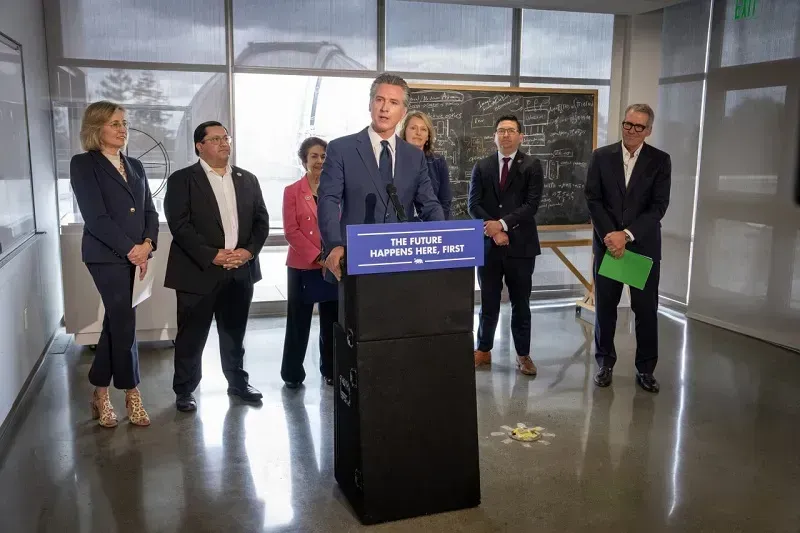 California ban bố t&igrave;nh trạng khẩn cấp do b&atilde;o m&ugrave;a Đ&ocirc;ng dữ dội