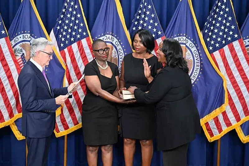 Đa số c&ocirc;ng d&acirc;n muốn SCOTUS hạn chế quyền &aacute;p thuế của Tổng thống?