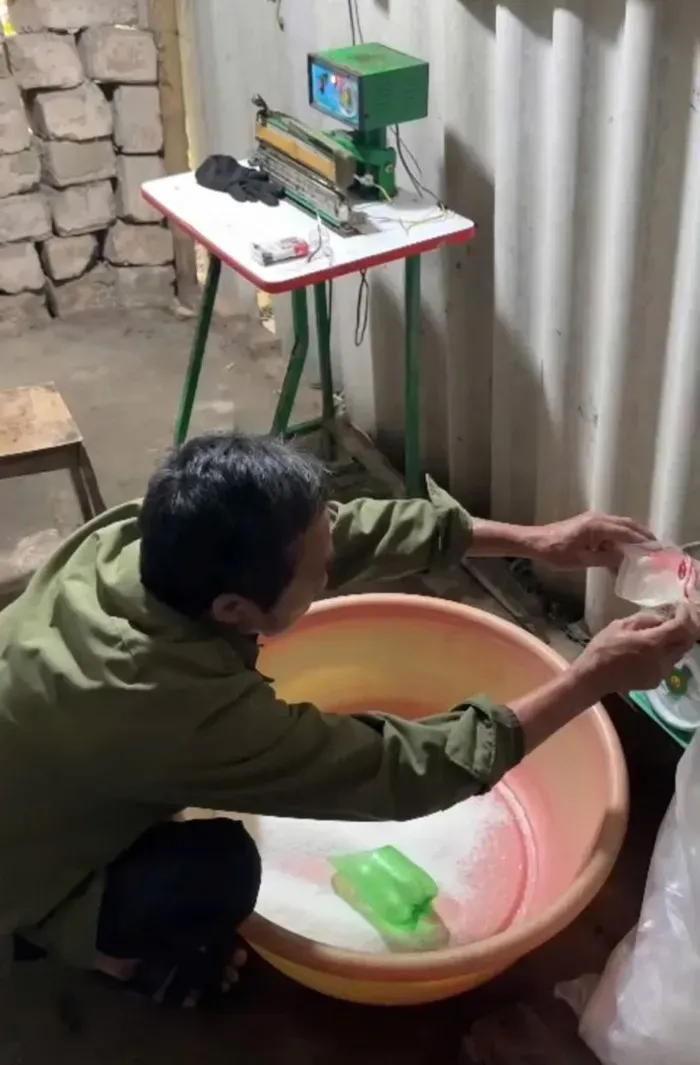 Triệt ph&aacute; vụ sản xuất hơn 1,1 tấn bột ngọt giả hiệu AJINOMOTO