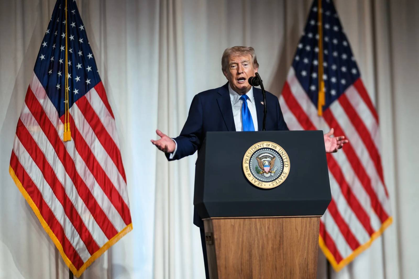 Ch&iacute;nh quyền Trump đẩy mạnh tước quốc tịch c&aacute;c trường hợp gian lận nhập tịch