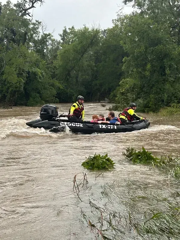 Sau trận lũ lịch sử, mưa lớn quay trở lại Texas gây ngập lụt