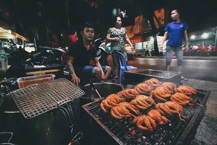 Phố ẩm thực Vĩnh Khánh ở TP. HCM - Top 10 con phố thú vị nhất thế giới 2025