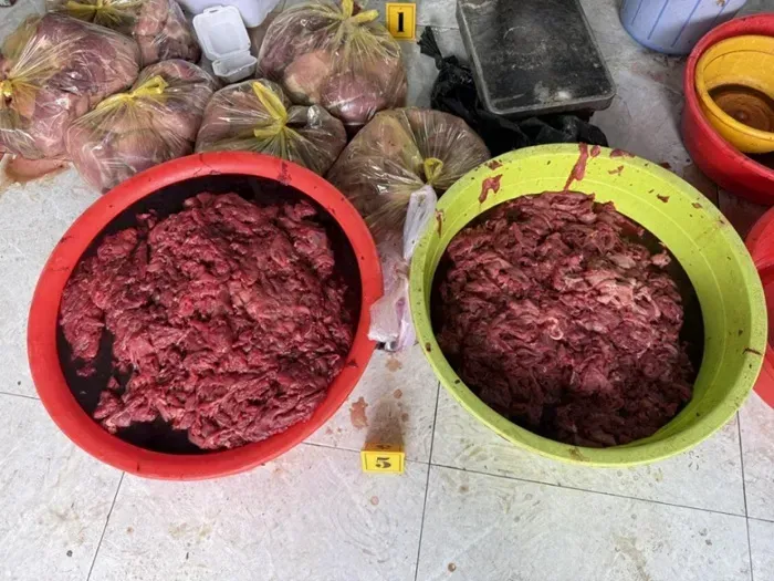 TP. HCM triệt ph&aacute; cơ sở sản xuất 65 tấn thịt b&ograve; giả ng&acirc;m chất cấm 
