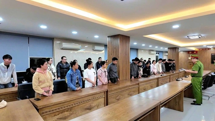 Việt Nam bắt nh&oacute;m b&aacute;n t&agrave;i khoản ng&acirc;n h&agrave;ng cho ổ lừa đảo Campuchia