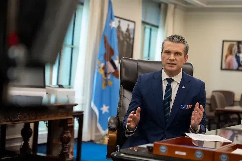 Bộ Trưởng DOW và Lầu Năm Góc bị cựu nhà báo tờ Stars and Stripes kiện