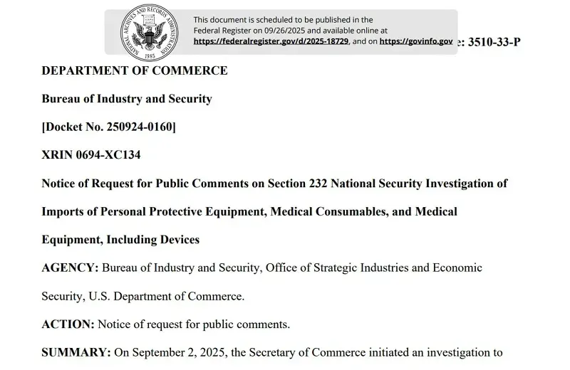 Dẫn nội dung báo cáo do Bộ Thương mại (Department of Commerce, viết tắt: DOC) đăng trên Công báo Liên bang (Federal Register) ngày 24/9, cuộc điều tra tiến hành từ ngày 2/9 dựa trên quy định “Mục 232” (Section 232) theo Đạo luật Mở rộng Thương mại (Trade Expansion Act). Định nghĩa ở trang Quốc hội Hoa Kỳ (U.S. Congress) tháng 7/2025, mục 232 cho phép Chính phủ đánh giá, can thiệp nếu sản phẩm nhập khẩu làm suy yếu năng lực sản xuất nội địa, gây ảnh hưởng đến an ninh quốc gia. Hoa Kỳ mở rộng điều tra thuế quan với nhiều loại hàng nhập khẩu quan trọng ở lĩnh vực thiết bị y tế, máy móc công nghiệp và robo. Nguồn: federalregister DOC đã công bố danh mục các mặt hàng đang được xem xét. Bên cạnh những mặt hàng thép, nhôm, lần này chính quyền ông Trump tập trung vào nhóm thiết bị y tế như khẩu trang, găng tay, máy thở, ống tiêm, kim tiêm, thuốc kê đơn, giường bệnh, xe lăn, máy tạo nhịp tim, máy bơm insulin và van tim. Đồng thời, các loại máy móc công nghiệp và robot cũng nằm trong tầm ngắm, đặc biệt giữa bối cảnh ngành công nghiệp ô tô Hoa Kỳ sử dụng số lượng lớn robot nhập khẩu. Mục tiêu chính của việc điều tra nhằm xem xét khả năng tăng cường sản xuất nội địa, giảm phụ thuộc vào chuỗi cung ứng nước ngoài. DOC tuyên bố đang thu thập ý kiến từ các công ty sản xuất và nhập khẩu về khả năng đáp ứng nhu cầu trong nước, cũng như ảnh hưởng bởi các khoản trợ cấp nước ngoài và hành vi cạnh tranh không công bằng. Liên đoàn Robot Quốc tế cho biết, có gần 14.000 robot được lắp đặt tại các nhà máy ô tô ở Hoa Kỳ vào năm ngoái, nhưng phần lớn chúng đều phải nhập khẩu. Nguồn: International Federation of Robotics Truyền thông Hoa Kỳ (tờ CNBC) ngày 25/9 dẫn tuyên bố từ tổ chức AdvaMed - đại diện các nhà sản xuất thiết bị y tế nội địa, phản hồi trước động thái của Chính phủ. AdvaMed chia sẻ, hiện nay có khoảng 70% thiết bị y tế ở các bệnh viện Hoa Kỳ sản xuất trong nước, trải dài khắp tất cả 50 tiểu bang. Đại diện tổ chức nhận xét, quyết định duy trì mức thuế quan thấp sẽ giúp ngành y tế phát triển bền vững hơn, tạo thêm việc làm, giảm chi phí cho người bệnh. Tuy nhiên, nếu thuế quan mới có hiệu lực, giá thành sản phẩm nhập khẩu dự kiến tăng cao, kéo theo chi phí sản xuất, chăm sóc y tế tăng vọt. Một điểm đáng chú ý khác là ngành công nghiệp ô tô có thể chịu tác động nặng nề bởi các mức thuế mới. Tháng 5 vừa qua, Liên đoàn Robot Quốc tế (International Federation of Robotics) công bố báo cáo cho biết, có gần 14.000 robot được lắp đặt tại những nhà máy ô tô ở Hoa Kỳ năm ngoái, nhưng phần lớn chúng đều phải nhập khẩu. Dẫn dữ liệu của Ủy ban Thương mại Quốc tế (International Trade Commission) năm 2024, Hoa Kỳ vẫn đang phụ thuộc nhiều vào các quốc gia như Mexico và Trung Quốc ở lĩnh vực máy móc, với tỷ lệ nhập khẩu chiếm hơn 35% tổng lượng mua năm 2024. Hoa Kỳ vẫn đang phụ thuộc nhiều vào các quốc gia như Mexico và Trung Quốc ở lĩnh vực máy móc. Nguồn: Hoa Kỳ vẫn đang phụ thuộc nhiều vào các quốc gia như Mexico và Trung Quốc ở lĩnh vực máy móc Kane Nguyen