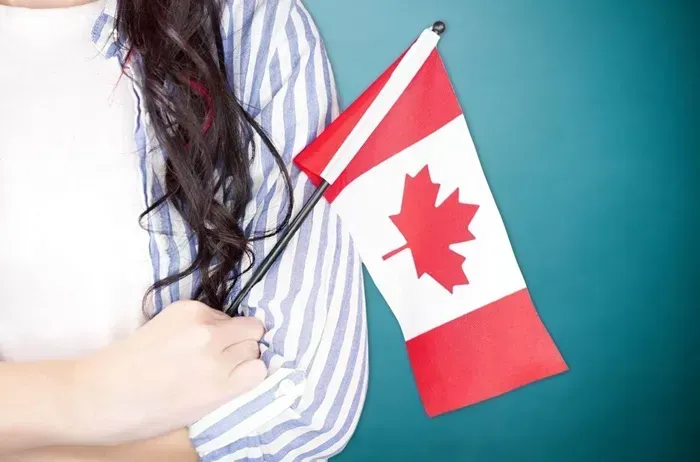 Canada tạm dừng nhận hồ sơ mới diện bảo l&atilde;nh cha mẹ, &ocirc;ng b&agrave; 