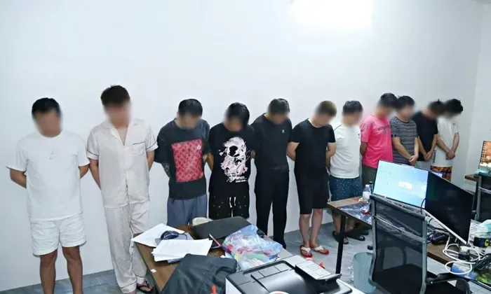 Việt Nam bắt nh&oacute;m Trung Quốc lừa c&ocirc;ng d&acirc;n Ph&aacute;p đầu tư qua mạng